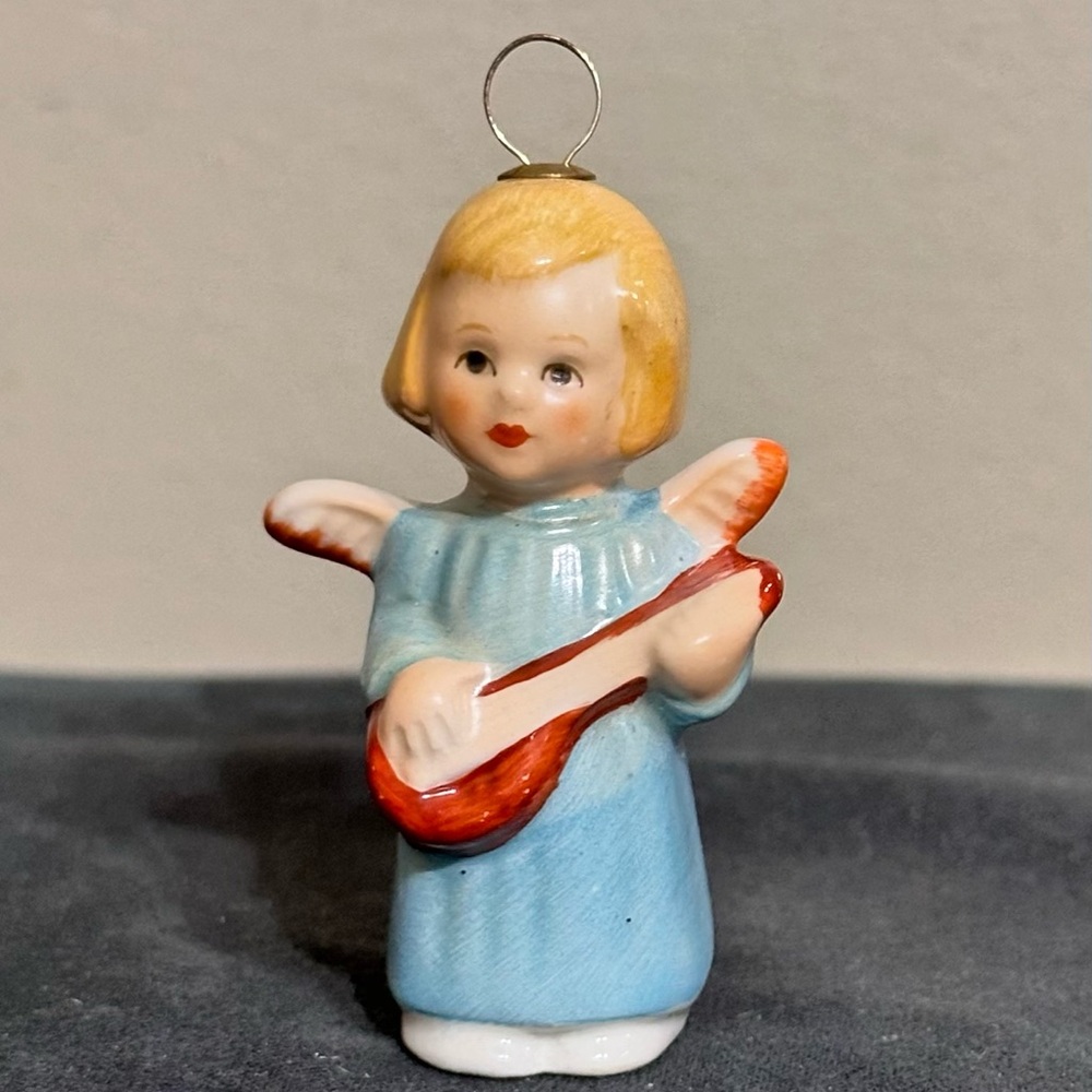 VINTAGE WEST GERMANY GOEBEL PORCELAIN ANGEL PLAYING GUITAR CHRISTMAS FIGURINE
